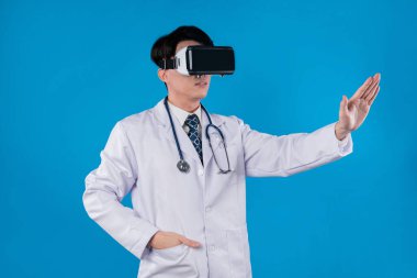 Stetoskoplu bir doktor, VR kulaklık kullanarak mavi zemin üzerinde 3 boyutlu hologram sağlık uygulaması ve tıbbi teknolojinin yenilikçi poster materyali tasarımı kullanıyor. Entrika.