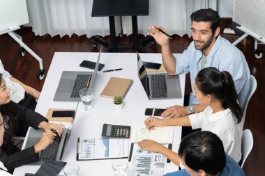 Analist ekibi toplantı odasındaki mali verileri analiz etmek için BI Fintech 'i kullanıyor. İş adamları, ticari öngörü ve stratejik pazarlama planlama için iş dünyası panelinin gücünü kağıt üzerinde analiz ediyor.