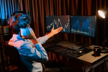 Genç tüccardan komisyoncuya, küresel piyasadaki kar döviz kuru yatırımına danışmanlık yaparak bilgisayar ekranında gerçek zamanlı olarak Neon Light Modern Office 'de. Borsa kavramı. Toplayıcı.