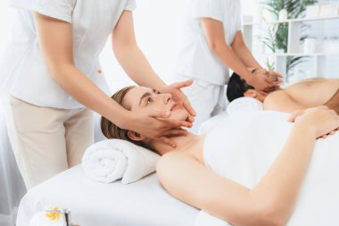 Kafkasyalı çift stres önleyici kafa masajının keyfini çıkarıyor ve lüks otellerde ya da otel spa salonlarında gündüz kaplıcalarında yüz güzelliği eğlencelerini şımartıyor. Sessiz.