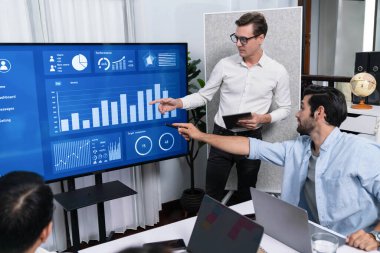 Ofiste sunum ya da analist ekibiyle toplantı odasında mali verileri analiz etmek için BI Fintech 'i kullanmak. İş adamları stratejik planlama için TV ekranında BI gösterge panelini inceliyor.