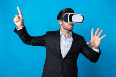 VR gözlük ve takım elbise giyerken veri analizine bakan yetenekli bir iş adamı. Proje yöneticisi görsel gerçeklik gözlüğü ya da kulaklık kullanırken kontrol ediyor ve seçiyor. Yenilik teknolojisi. Sapma.