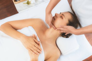 Panorama 'da kadınların stres önleyici kafa masajından ve lüks tatil beldesi veya otel spa salonundaki modern ışık ortamında yüz güzelliği eğlencelerini şımartmaktan hoşlandığı bir manzara var. Sessiz.