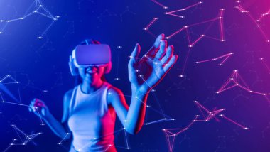 Siber punk ışığı altında beyaz VR kulaklık takan ve metaevreni birbirine bağlayan kolsuz tişört giyen, gelecekteki sanal gerçeklik nesnesine dokunan kadın bulanıklığı. Halüsinasyon.