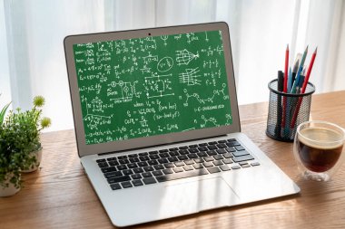 Bilgisayar ekranında bilim ve eğitim kavramını gösteren matematiksel denklemler ve modem formülü