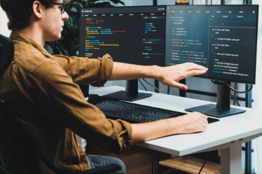 IT geliştiricisi, yazılım güncellenmiş yazılım sürümü kavramını yaratarak, kodlama uygulama ekranları üzerinde modern ev ofisteki pc monitörlerinde çevrimiçi yazılım geliştirme üzerinde çalışıyor. Toplayıcı.