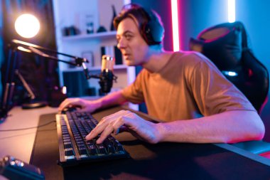 Kazanmak için çevrimiçi oyun oynayan akıllı flama makinesinin sunucu kanalı, neon ışıklı odada seçilen takım yarışması için izleyicilerle birlikte canlı yayında canlı yayında kulaklık takıyor. Bireysel.