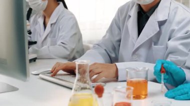 Bilimsel uzmanlığa, laboratuvar ekipmanlarına ve yenilikçi tıbbi biyoteknoloji yazılımına sahip laboratuvar sağlık araştırma ekibi yeni ilaçlar araştırıyor, tedavi geliştiriyor. Ağır çekim. Katı.