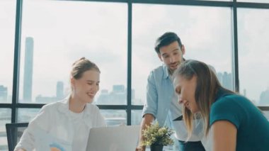 Profesyonel iş adamı akıllı yatırımcılara finansal grafiğini sundu. İşletme ekibinin birlikte çalışması, beyin fırtınası yapması, fikir paylaşması...