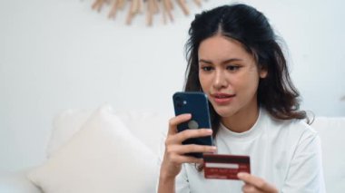 Kadın alışverişi ya da internet pazarında online ödeme modern yaşam tarzı için satılık eşyalar arıyor ve canlı siber güvenlik yazılımı tarafından korunan cüzdandan çevrimiçi ödeme için kredi kartı kullanıyor