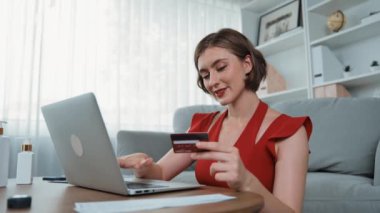 Kadın alışverişi ya da internet pazarında online ödeme modern yaşam tarzı için satış öğeleri arama ve prim siber güvenlik yazılımı tarafından korunan cüzdan çevrimiçi ödeme için kredi kartı kullanma