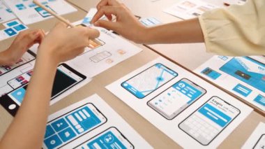 Mobil uygulama ya da web sitesi için kullanıcı arayüzü prototipi planlayan şirket çalışanlarının panorama videosu. UX UI tasarım beyin fırtınası kullanıcı dostu arayüz planı tasarlıyor. Sinerjik