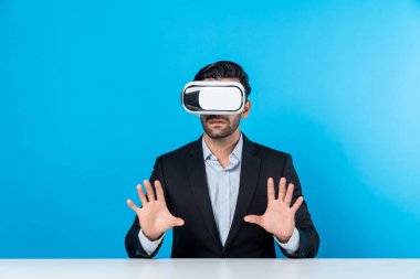 Akıllı iş adamı teknoloji yeniliklerini kullanarak veri analizini işaret ederek ve seçerek oturuyor. Sanal gerçeklik gözlüğü ve sanal gerçeklik gözlüğü kullanan profesyonel Kafkas proje yöneticisi. Sapma.