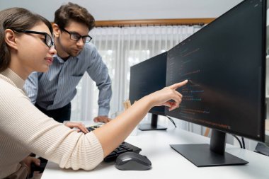 Takım becerisi geliştiricileri programı en yeni kodlama yaratıcı web sitesi planlama yazılım projesini iki bilgisayar ekranında düşünerek, ofiste tam yığın veri analizi ile karşılaştırıldığında. Varsayım.