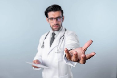 Yetenekli doktorların mavi arka planda dururken ellerini tuttukları yakın plan. Gözlük, laboratuvar önlüğü ve steteskop takan profesyonel bir doktor. Tıbbi terapi. Sapma.