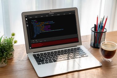 Model uygulama ve program kodlaması için bilgisayar ekranında yazılım geliştirme programlama