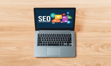 Model e-ticaret için SEO arama motoru optimizasyonu ve bilgisayar ekranında gösterilen çevrimiçi perakende işi