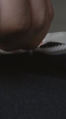 Kameralar adamın elini takip ederken fermuarı elle açıp fermuarı kapatır. Moda, tekstil ve giyim endüstrisi konsepti.