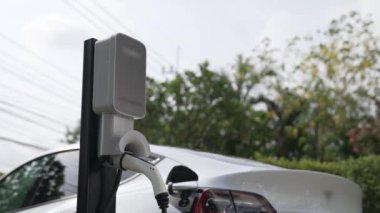 Elektrikli taşıt teknolojisi konut alanı ya da EV akü şarjı için ev şarj istasyonu olarak kullanılır. Gelecekteki çevre için temiz ve sürdürülebilir enerji ile çevre dostu ulaşım. Titiz