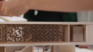 Mimari ekipman incelemesi kullanarak yavaş çekim ev tasarımcısı ve müşteri veya müşteriyle birlikte mimari ev modeli tasarım örneklerini ölçer. Filizlenen