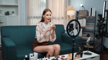 Kadın Etkilenen Vlog video görüntülerini canlı yayınlıyor Makyaj primi sosyal medya veya blog. Kozmetik stüdyosu ışıklandırmalı mutlu genç kız çevrimiçi pazarlama oturumu yayını için..