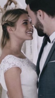 Gelinlik giymiş mutlu gelin ve damat düğün törenine hazırlanıyor. Kadın ve erkeğin romantik aşkı..