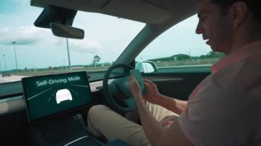 Sürücü ya da otonom araç sürücüsüz ve otomatik pilot modunda hız otoyolunda seyahat etmek, sürücünün rahatlayıp güvenliği tehlikeye atmadan akıllı telefona odaklanmasını sağlar. Titiz