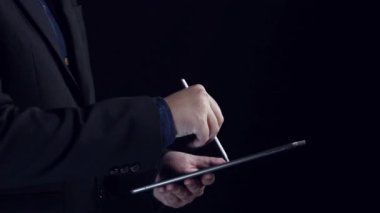 İş adamı B2B peyzajında geziniyor, iş-iş bağlantılarını geliştirmek için kullanım teknolojisi kullanıyor. B2B etkileşimini yeniden şekillendiren keşifler, iş-iş stratejilerinde yenilikleri yönlendiren araçlar. Kullanıcı Kimliği