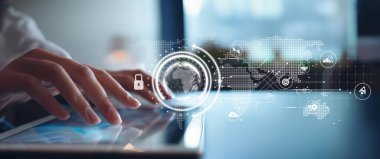 İş adamı, tahminsel büyük veri modellerinden gerçek zamanlı analizlere uzanan eğilim ve içgörüleri ortaya çıkarmak için veri analizlerini derinlemesine inceleyerek, veri güdümlü kararların analitik endüstriyi nasıl ileri götürdüğünü öğrenir