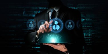 İş adamı ağ kurar, değerli bağlantılar kurar. Profesyonel ağı ve fırsatları genişletmek için etkili insanlar ağ stratejileri geliştiriyor.