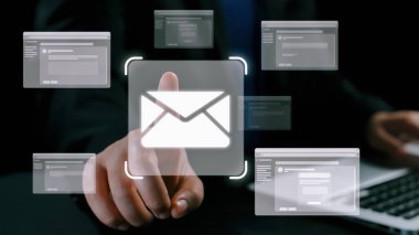 İş adamı e-posta kutusunu kontrol ediyor, daha iyi verimlilik için mesajları düzenliyor ve önceliklerini belirliyor. Etkili iletişim için akıllı e-posta teknikleri öğren. Kullanıcı Kimliği