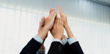 Ofis çalışanlarının el ele dizilmesi başarılı bir iş ortaklığı grubunu ve panoramik pankartta kamu işyerinde güçlü bir birlik takım çalışmasını sembolize ediyor. Kurnaz.