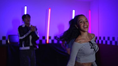 Kameranın önünde dans eden yetenekli break dansçı farklı arkadaşları pop ya da hip hop müziği dinlemek için arkada dans ediyor. Çekici performans ekibi kameraya doğru hareketli hareketler sergiliyor. Mutluluk.