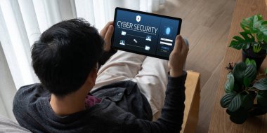 Bilgisayar ekranındaki siber güvenlik sistemi özel bilgileri bilgisayar korsanlarından ve siber saldırılardan koruyor.