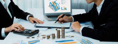 İş zekası analisti dizüstü bilgisayardaki BI yazılımını kullanarak finansal veri göstergesini ve büyüme destesini analiz ederek iş teknolojisini sembolize ediyor. Panorama 'da yatırım kararı. Kurnaz.