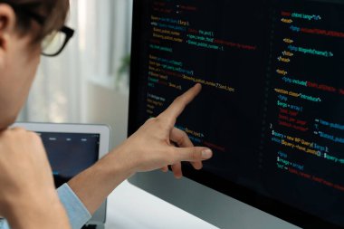 IT geliştiricisi, yeni kod programları güncelleme sürüm yazılım genel sistem projesinin dizüstü bilgisayarı ile karşılaştırma üzerine çevrimiçi yazılım geliştirme bilgisini nokta nokta seçiyor. Bireysel.