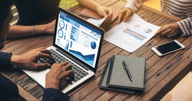 İş veri paneli, pazarlama stratejisi planlaması için iş zekası analizi sunar. Müşteri taleplerini analiz etmek ve iş dünyasının geleceğini önceden görmek için büyük veriler sunulur.