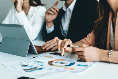 İş adamı, modern işyerindeki iş kadınlarıyla görüşmede. Kurumsal iş adamları konsepti. uds