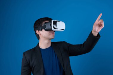 VR kulaklık takan profil işadamı ilginç mavi arkaplanlı fütüristik analitik iletişim teknolojisi sanal gerçekliğini izole etmek için metaevreleri birbirine bağlamaya çalışıyor. Entrika.