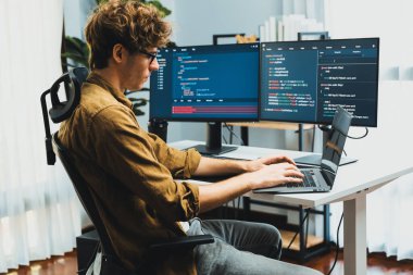 Bilgisayar ekranında çevrimiçi yazılım geliştirme kodlaması oluşturma konusunda stresli bir şekilde çalışan IT geliştiricisi, modern ofisteki web sitesi projesinde en son sürüm uygulaması için düşünme programı. Toplayıcı.
