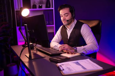 Zeki işadamı grup halinde uzaktan satış ekibiyle buluşuyor ve hedef kitle pazar veritabanındaki araştırmalarını Neon Dark Light Office 'de özel bir hizmetiyle bilgisayar üzerinde yoğunlaştırıyor. Tahmin et..