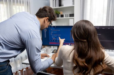 İki ekran ekranında yaratıcı web sitesi planlama yazılımını tartışan yetenekli geliştiriciler programı arka görüş konseptiyle ofiste tasarımı analiz eden tam yığın veri. Varsayım.