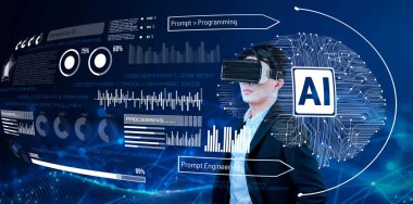 Yapay zeka planlama planını kullanırken takım elbise ve sanal gerçeklik gözlüğü takan zeki bir işadamı. Proje yöneticisi, parlayan holograma bakarken artırılmış gerçeklik gözlüğü kullanarak veri üretiyor. Yaratıcılık.