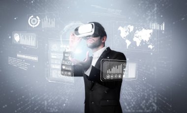 Yetenekli iş adamı görsel gerçeklik gözlüğü kullanarak strateji planlarken veri analizi yapıyor. Profesyonel akıllı yatırımcı sanal gerçeklik gözlüğü takarken finansal grafik hologramını kontrol ediyor. Sapma.