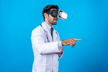 Profesyonel doktor konuşuyor ve gözlük takarken işaret ediyor. Laboratuvar önlüğü ve sanal gerçeklik gözlüğü takan yetenekli beyaz bir doktor teknolojik yenilikler kullanarak metaevrene giriyor. Sapma.