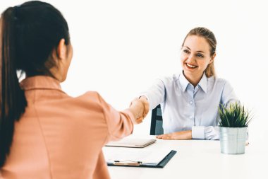 İş başvurusu ve iş anlaşması için ofis masasında toplanan iki genç iş kadını. İşe alım ve insan kaynakları kavramı. uds