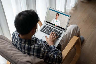 Hasta ile sanal görüşme için mod teletıp yazılım uygulaması tarafından çevrimiçi doktor görüntüsü çağrısı