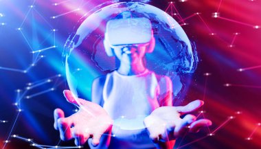 Etrafı neon ışıklarla çevrili beyaz VR kulaklık takan ve metaevreni birbirine bağlayan kolsuz tişört, gelecekteki siber uzay topluluğu teknolojisi elinde tutuyor ve 3D küresel resim hologramını izliyor. Halüsinasyon.