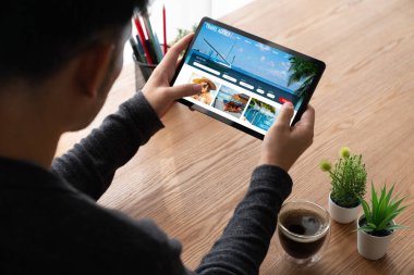 Model arama ve seyahat planlama için internet sitesi uçuş, otel ve tur rezervasyonları için anlaşma ve paket sunuyor