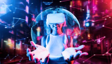 Metanın sanal gerçeklik siber punk tarzı binasında zeki bir kadın VR kulaklık takıyor, metaverse 'e bağlanıyor, gelecekteki siber uzay topluluğu teknolojisi, 3 boyutlu hologram görüyor ve tutuyor. Halüsinasyon.